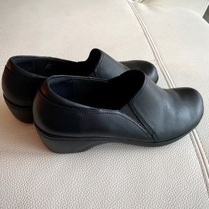 Clarks leather shoes woman’s size9 slip resistant.